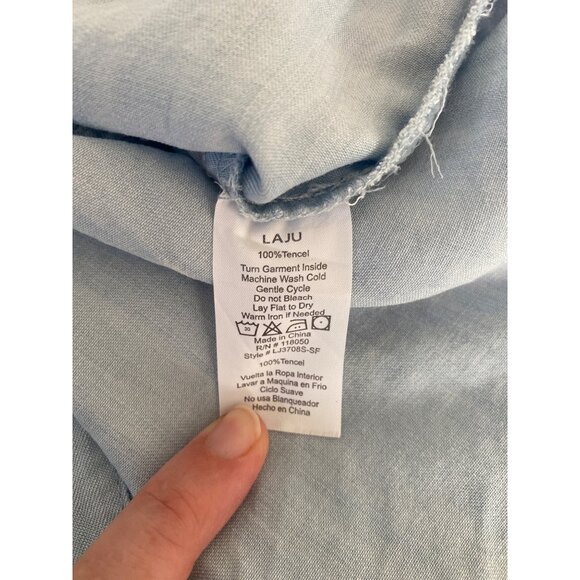 Sleeveless Light Blue Button-Up Shirt W/ Pineapple Print & Split Back Hem Size L - Picture 9 of 9